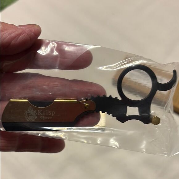Krisp Shave Gold and Black Straight Razor with 5 Blades - Picture 2 of 4